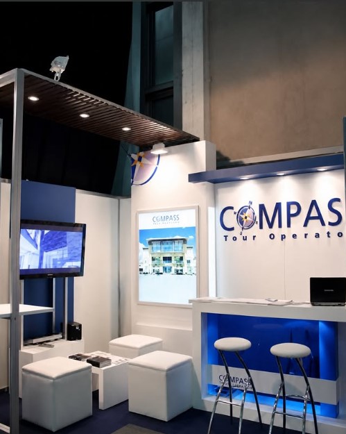 Stand de Compass en una feria de turismo