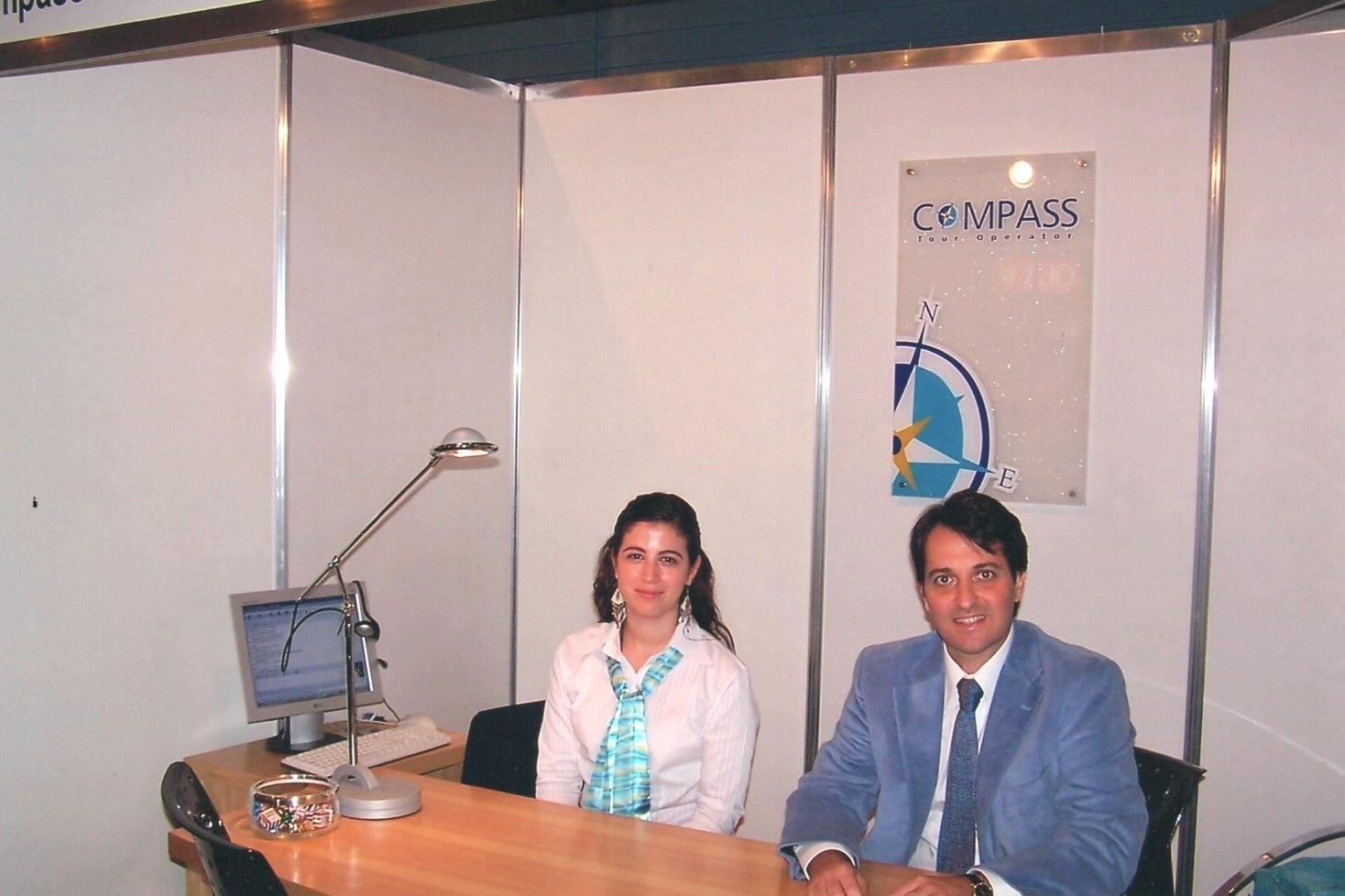 Sergio Gulam y una colega en el escritorio de un workshop