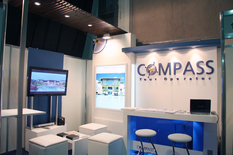 Stand de Compass en una feria de turismo
