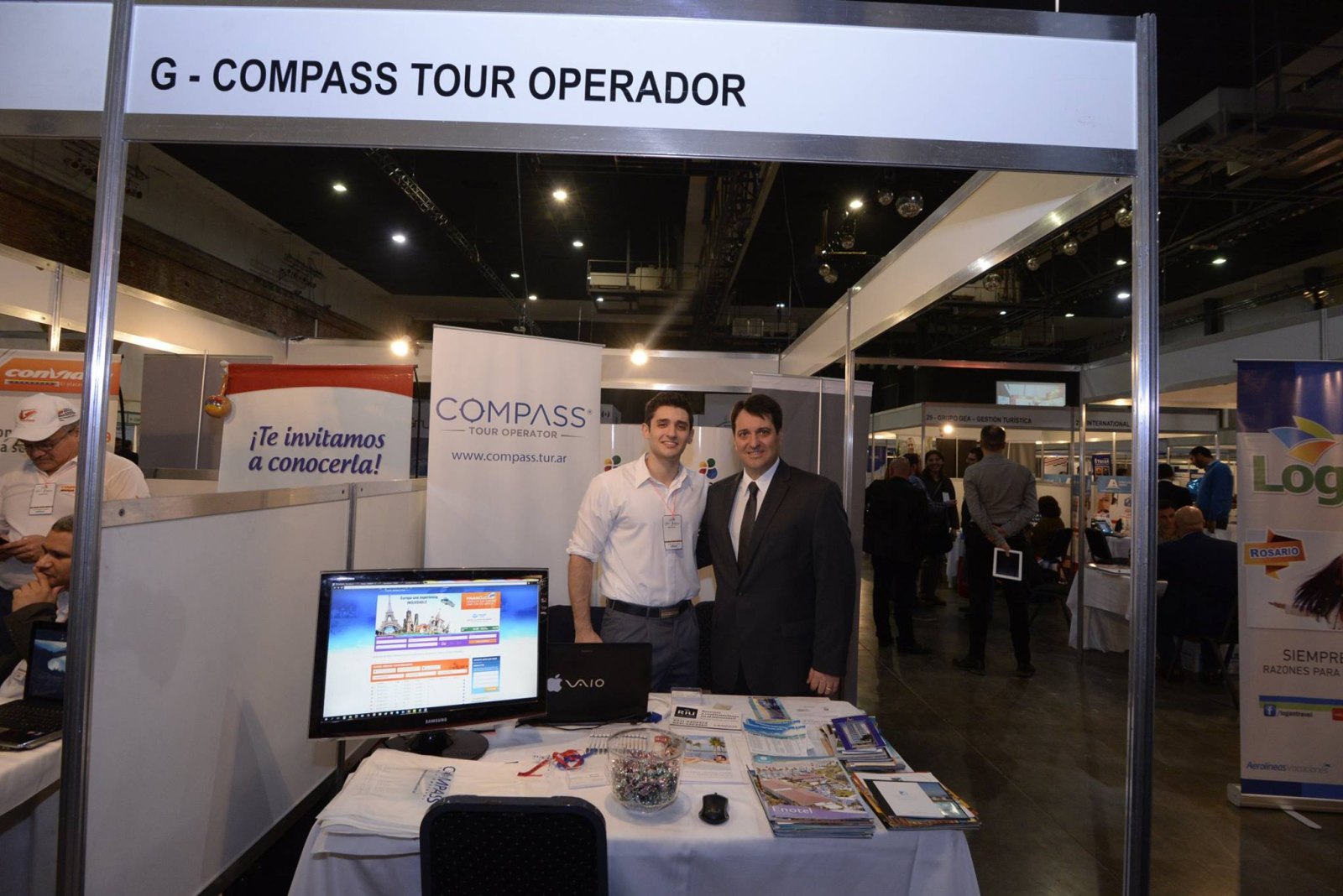 Stand de Compass en una feria de turismo