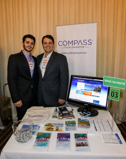 Stand Compass con material de temporada
