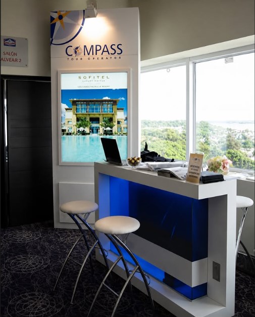 Stand Compass con mostrador y material de destinos
